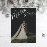 Merry Hand Lettering Bröllop Photo Julkort<br><div class="desc">Den ursprungliga handskrivna Merry med redigerbart "och gift". Anpassa ytterligare om du vill lägga till mer text eller fler foton på baksidan. Finns även i icke-folie</div>