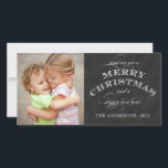 MERRY HELGDAG PHOTO-KORT | CHALKBOARD JULKORT<br><div class="desc">GOD JUL FOTOKORT I SVART KALKBOARD OCH VITT FÄRG MED VINTAGE SCRIPT TYPSNITT. PERSONALISERA MED DIN FAMILJEFOTO OCH NAMN. ELKE CLARKE Carter önskar dig God jul och Gott nytt år. PHOTO HOLIDAY GREETINGS</div>