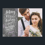 Merry Kisses and Warm Önskemål Mr. Save the Date Spara Datumet<br><div class="desc">Den här moderna och chic helgdag av fotokort är en dubbla för att spara datumkortet. På framsidan finns en handskriven typografi där det står "Merry Kisses and Warm Helgdag From The" (Merry Kisses och Warm Önskemål from The) som snart blir Mr och Mrs. på en faux chalkboard bakgrund. Lägg till...</div>