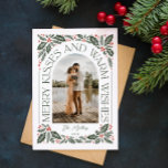 Merry Kisses och Warm Önskemål Berry Arch Photo Julkort<br><div class="desc">Ett unikt och modernt helgdag-kort med en ljusbildform med modern formaterad typografi som kurvor elegant runt fotot och originalhandritade vintern bladverk. Anpassa enkelt både fram och tillbaka med egen text och egna foton med hjälp av den mall som tillhandahålls. Om du vill anpassa ytterligare klickar du på "Redigera med design...</div>
