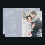 Merry Kisses Warm Önskemål Snowflake Photo Julkort<br><div class="desc">Fira din första julhelg som nygifta med vår elegant Merry Kisses Warm Önskemål Snowflake Photo Helgdag Card-julkort. Det här kortet har ett fantastiskt foto från bröllop som accentueras av delikat isig blue snöflingor, och det står "merry kisses och varmt helgdag från den nya mr och Mrs." och är personlig med...</div>