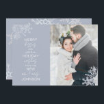 Merry Kisses Warm Önskemål Snowflake Photo Julkort<br><div class="desc">Fira din första julhelg som nygifta med vår elegant Merry Kisses Warm Önskemål Snowflake Photo Helgdag Card-julkort. Det här kortet har ett fantastiskt foto från bröllop som accentueras av delikat isig blue snöflingor, och det står "merry kisses och varmt helgdag från den nya mr och Mrs." och är personlig med...</div>