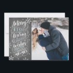 Merry Kisses Warm Önskemål sparar datumfoto Spara Datumet<br><div class="desc">Denna moderna och chic helgdag-fotokort är en dubbla för spara datum meddelande för det nyanställda paret. På framsidan finns dina foton som accentuerats av hand plockade snöflingor och handskriven typografi som säger "Merry Kisses and Warm Helgdag from the Soon to BE Mr and Mrs" på en schalkboard bakgrund. De omvända...</div>