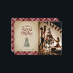 Merry Little Julgran Vintage Mörk Red Play Julkort<br><div class="desc">Den här vintage-inspirerade juldesignen visar ett favoritfoto från en familj med en söt som lyser Julgran mot en kraftbakgrund och en klassisk plaid mönster på baksidan. Klicka på anpassningsknappen om du vill ha mer flexibilitet när du ändrar/lägger till text och utformar inslag! Det finns både variationer i denna design och...</div>
