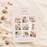 Merry Little Moments 9 Photo Collage jul Julkort<br><div class="desc">Bygg upp tillsammans innersta väsen med våra "Merry Little Moments"-Helgdag. Meddelandet skrivs högst upp på kortet, med "liten" skriven i elegantens manusgrafi, med en enkel blomning i vardera änden. Under ordnas nio anpassningsbars familjefotor naturligt, som om de vore peglade på en linje eller på en bräda, var och en med...</div>