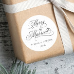 Merry & Married Newly Weiss Första jul Runt Klistermärke<br><div class="desc">Elegant och romantiskt kort kalligrafi "Merry & Married"-skript med namn och år. Om du vill ha en mer avancerad anpassning av den här designen klickar du på BLUE DESIGN VERKTYG ovan!</div>