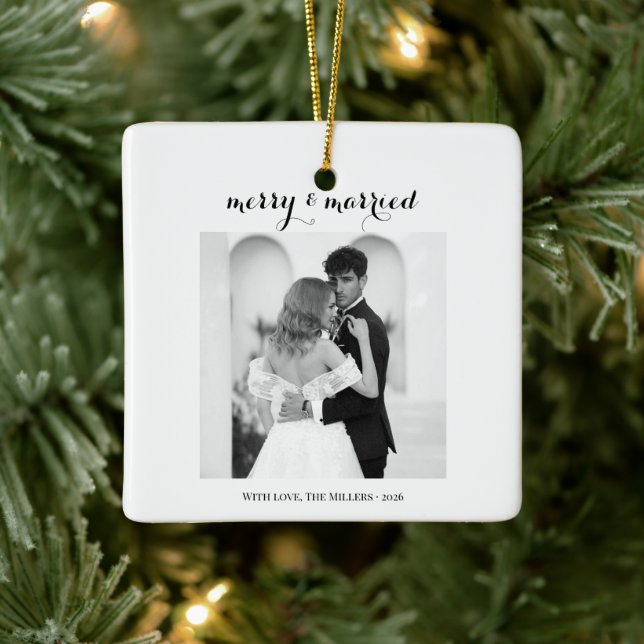Merry & Married - Personalized Newlywed Christmas  Julgransprydnad Keramik (Träd)