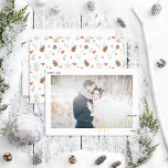 Merry & Married Winter Gräs Berry Bröllop Photo<br><div class="desc">Sprid lite helgdag glädje med ditt eget Merry & Married Winter Gräs Berry Bröllop Photo Foil Helgdag Card! På baksidan av kortet finns ett festligt rött bär och pinecon mönster, med ditt bröllop-foto på framsidan omgivet av en vit gräns, med "Gift" och "Mr. Och fru namn i äkta guld, silver...</div>