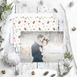 Merry & Married Winter Gräs Berry Bröllop Photo<br><div class="desc">Sprid lite helgdag glädje med ditt eget Merry & Married Winter Gräs Berry Bröllop Photo Foil Helgdag Card! På kortets baksida finns ett festivt rött bär och pinecon mönster, med fullt utfallande bröllop-foto på framsidan, med "Gift" och ditt gifta namn i äkta guld, silver eller ro guld med tryckbokstäver. Du...</div>