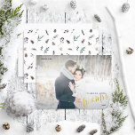 Merry & Married Winter Pinecone Bröllop Photo<br><div class="desc">Sprid lite helgdag glädje med ditt eget Merry & Married Black Winter Pinecone Bröllop Photo Foil-Helgdag-kort! På kortets baksida finns en pinekona och bär vattenfärgen mönster, med fullt utfallande fotot av bröllop på framsidan, med "Gift" och ditt gifta namn i äkta guld, silver eller ro guld med tryckbokstäver. Du kan...</div>