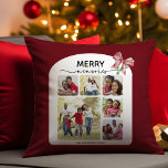 Merry Memories Photo Collage jul Bow Kudde<br><div class="desc">Julen dekorativ kudde har en glatt och beundransvärd samlingsplats med familjefotografier på mörkens röda bakgrund. Överst visas frasen "MERRY-minnen" på en framträdande plats, där ett fet, festivt teckensnitt blandas med ett calligrafiskt skript för elegant. Ett rött band och en grönt av band ger en glad helgdag i hörnet på den...</div>