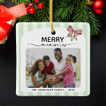 Merry Memories Photo jul Bow Ornament<br><div class="desc">Julgran har plats för två bilder som ramats in i ett mjukt, ljust grönt strippat gräns på framsidan och en röd rik på baksidan. Överst visas frasen "MERRY-minnen" på en framträdande plats, där ett fet, festivt teckensnitt blandas med ett skript för elegant. Ett rött band och en grönt av band...</div>