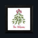 Merry Mistletoe med White Berries Minnesask<br><div class="desc">Merry Mistletoe med vita bär som är fastbundna i ett rött band som sitter i en dörr och väntar på att de ska stå under. En underbar och enkel design som skildrar en enkel och klassisk jul-inslag. En underbar design för alla helgdag tillfälle.</div>