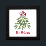 Merry Mistletoe med White Berries Minnesask<br><div class="desc">Merry Mistletoe med vita bär som är fastbundna i ett rött band som sitter i en dörr och väntar på att de ska stå under. En underbar och enkel design som skildrar en enkel och klassisk jul-inslag. En underbar design för alla helgdag tillfälle.</div>