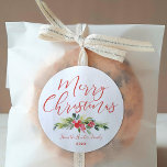 Merry Mistletoe | Runt Klistermärke<br><div class="desc">Fira helgdagarna i år med den här eleganten glad helg juldekalen. Den innehåller ord "God jul" i röd text. Under detta finns en målad vattenfärg biet av mistletoe med röda bär. Under den här punkten visas slutligen en punkt för dina specifika textdetaljer.</div>