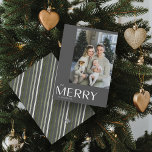 Merry Modern Grått Photo jul Julkort<br><div class="desc">I år, låt dina vänner och familj veta att du bryr dig om Merry Modern Grått-julkortet. Det är inte bara snyggt och aktuellt, utan det finns tillräckligt med utrymme för att du ska kunna inkludera ditt favoritminne från det senaste året. Utformningen är ren och minimal, men ändå festlig, med typografi...</div>