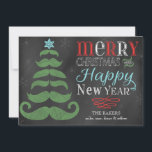 Merry Mustache Chalkboard - ett platt julkort<br><div class="desc">Den heliga mustaschen gör ett sött, kvickt Julgran och trendig, färglöst, chic, vintage-krita-typografi sänder ett speciellt helgdag för att göra detta till ett måste med ett unikt platta julkort som ska skickas till familj och vänner den här julhelgen. Anpassa det här hälsningskortet enkelt genom att använda de angivna mallarna för...</div>