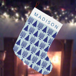 Merry Navy Intertron Chrismukah Cute Barn Namn Stor Julstrumpa<br><div class="desc">Skapa din egen personlig marinblått Menorah och mönster-julstrummet i Julgran som en perfekt för Chrismukah och Hanukkah firande. Den klassiska julklappen med de ikoniska symbolerna både jul och Hanukkah i marblått är söt för barn och husdjur, men vuxnor kommer också att kärlek den. Designat med firande och blandade familjer i...</div>