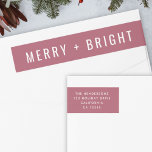 Merry och Bright | Berry Vintage Ro jul Etikettband<br><div class="desc">En modern helgdag med snyggt runt returadressetiketten med ett fet typografiskt citat "Merry   Bright" i vitt med en rosa för hallon och himmel i ro med  färg. Hälsning och namn kan lätt anpassas för personligt bruk. Ett trendig,  en minimalistisk och contemporary julklapp som utmärker den här julhelgen!</div>