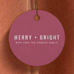 Merry och Bright | Berry Vintage Ro jul Gåvor Etiketter<br><div class="desc">En modern märkre för helgdag med ett fet typografiskt citat av typen "Merry   Bright" i vitt med en ro-raspberry dusky berry-rosa i färg. Hälsning och namn kan lätt anpassas för personligt bruk. Ett trendig,  en minimalistisk och contemporary julklapp som utmärker den här julhelgen! #christmas #merryandbright</div>