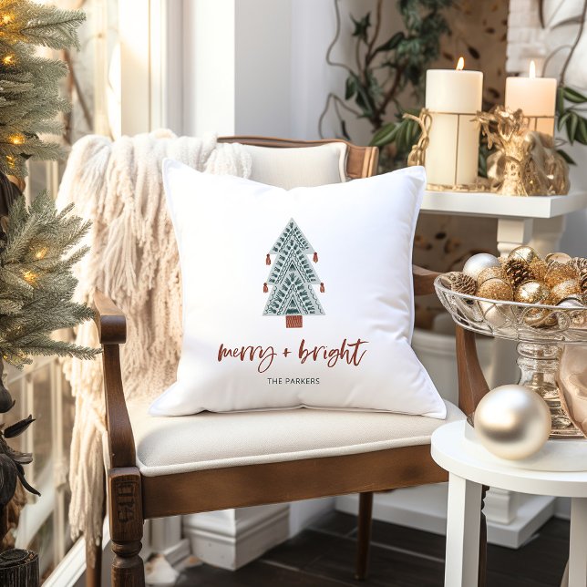 Merry och Bright | Boho Julgran Kudde (A trendy, boho holiday pillow with a cute green Christmas tree and casual terracotta script)