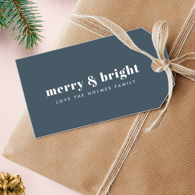 Merry och Bright | Julafton Dusky Smoke Blue Presentetikett (Stylish minimalist Christmas tags with elegant retro lettering for festive wrapping and gifts)