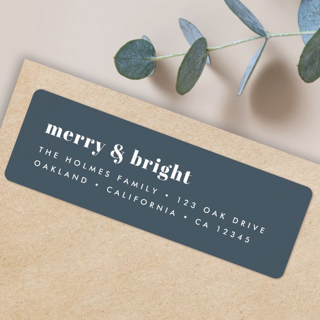 Merry och Bright | Julafton Dusky Smoke Blue Returadress Etikett (Personalize your envelopes with this bold smoke blue Christmas label)