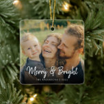 Merry och Bright | Julfoto för familjen Lycklig Julgransprydnad Keramik<br><div class="desc">En modern och elegant avslappnad är fin och skarp prydnad med ett lycklig underbart foto av din familj,  ett avslappnad-skript med kalligrafteckensnitt av "Merry and bright" med din familj namn under. Placeringsfoto är från Nataliya Vetkevich från Pexels. Byt ut den mot din egen.</div>