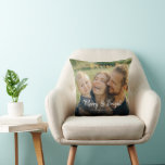 Merry och Bright | Julfoto för familjen Lycklig Kudde<br><div class="desc">En modern avslappnad och elegant som ger en fin bild av din familj i lycklig,  ett avslappnad-skript med kalligrafteckensnitt av "Merry and bright" med din familj namn under. Placeringsfoto är från Nataliya Vetkevich från Pexels. Byt ut den mot din egen.</div>
