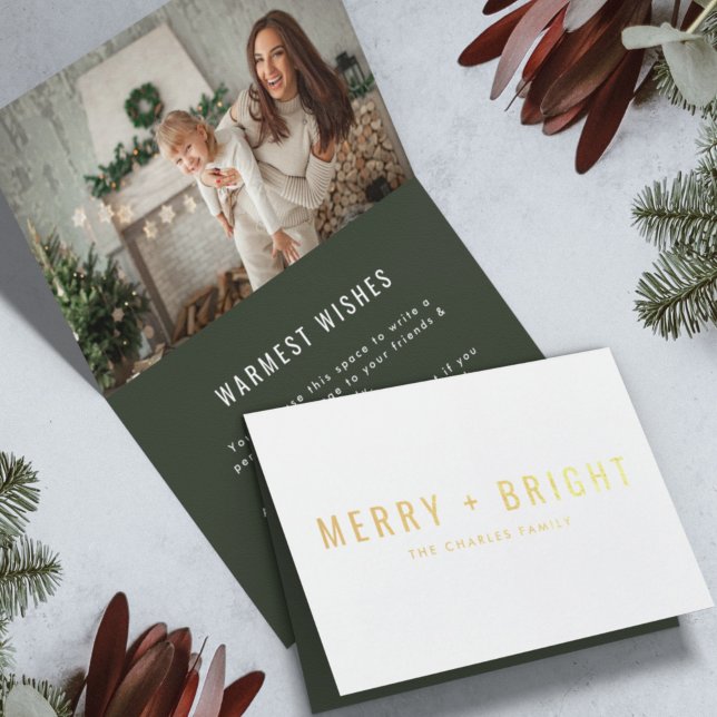 Merry och Bright | Modern julfoto i Snyggt Folierat Kort (Celebrate the season in style with a modern dark green gold foil Merry + Bright card by Guava)