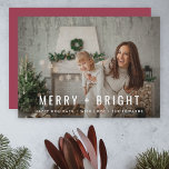 Merry och Bright | Modern julfoto i Trendiget Julkort<br><div class="desc">Ett modernt helgdag-gratulationskort med fetstil, citat "Merry Bright", vit med rosa av hallon och himmelsbär från ro, färg på motsatt sida. Hälsning och namn kan lätt anpassas för personligt bruk. Ett trendig, en minimalistisk och contemporary julklapp som utmärker den här julhelgen! Bilden som visas är endast avsedd som illustration för...</div>