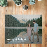 Merry och Bright | Modern julfoto Pussel<br><div class="desc">Ett modernt fotosammandragspussel i helgdag med ett fet återtypografiskt citat "merry & bright" i vitt. Hälsning, namn och budskap kan enkelt anpassas för personlig kontakt. Ett trendig, minimalistiskt och contemporary för att visa ut den här julhelgen! Bilden som visas är endast avsedd som illustration för att ersättas med ett eget...</div>