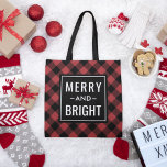 Merry och Bright Modern Red Buffalo Play Helgdag Tygkasse<br><div class="desc">Säsong julklapp/tote-väska har "Merry and Bright",  modern typografi med djup röd och svart buffel med mönsterad bakgrund.</div>