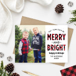 Merry och Bright Modern Red Buffalo Play Photo Julkort<br><div class="desc">Modern "Merry and Bright"-fotokort innehåller en stor fotoyta och en svart text som kan vara personlig. Har en rustik röd och svart buffelplatta/kontroll mönster på fram- och baksidan av kortet. Foto kredit: Två fiskfoto www.twofishphoto.com</div>