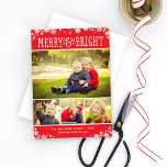 Merry och Bright Modern Red Photo Collage Julkort<br><div class="desc">"God & Bright" julfotokortet har en kollage av fyra (4) familjefotografier,  röd bakgrund färg (som kan anpassas för att matcha dina foton),  ram av vita stjärnor och snöflingor och vintern snö mönster på kortets baksida.</div>
