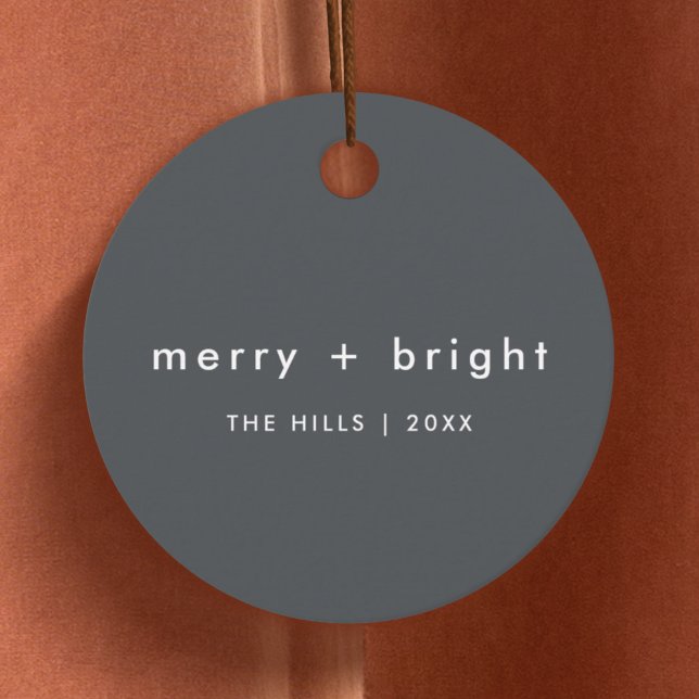 Merry och Bright | Snyggt Charcol Grått jul Gåvor Etiketter (“Merry + Bright” gift tags by Guava, featuring modern white typography on charcoal background)