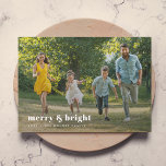 Merry och Bright | Snyggt-familjens fotojul Julkort<br><div class="desc">Ett modernt gratulationskort för helgdag med fetstil och citat "merry & bright" i vitt med ett naturstensbeige med neutralt färg på motsatt sida. Hälsning, namn och budskap kan enkelt anpassas för personlig kontakt. Ett trendig, minimalistiskt och contemporary för att visa ut den här julhelgen! Bilden som visas är endast avsedd...</div>
