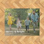 Merry och Bright | Snyggt-familjens fotojul Pussel<br><div class="desc">Ett modernt fotopussel i helgdag med ett fet återtypografiskt citat "merry & bright" i vitt. Hälsning, namn och budskap kan enkelt anpassas för personlig kontakt. Ett trendig, minimalistiskt och contemporary för att visa ut den här julhelgen! Bilden som visas är endast avsedd som illustration för att ersättas med ett eget...</div>