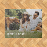 Merry och Bright | Snyggt Modern Photo Julafton Pussel<br><div class="desc">Ett modernt fotopussel i helgdag med ett fet återtypografiskt citat "merry & bright" i vitt. Hälsning, namn och budskap kan enkelt anpassas för personlig kontakt. Ett trendig, minimalistiskt och contemporary för att visa ut den här julhelgen! Bilden som visas är endast avsedd som illustration för att ersättas med ett eget...</div>