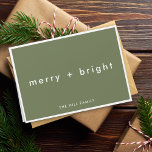 Merry och Bright | Trendig Moss Grönt jul Helgkort<br><div class="desc">Enkel, snyggt, trendig "merry bright", uppfällt helgdag med modernt minimalistiskt typografi i vitt på en rik med mer grönt bakgrund som ramats av ett enkelt vitt gräns. Hälsning, namn, år och inne i hälsning "Önskar dig en underbar julhelg!" kan enkelt anpassas för personlig beröring. Ett krångligt, unikt julklapp att stå...</div>