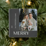 Merry Photo Collage Modern First jul-familjen Julgransprydnad Keramik<br><div class="desc">Ta med er familjs första jul till liv med den moderna första julfamiljen, Merry Photo Collage Julafton Träd Ornament! Denna snyggt och personliga dekoration är perfektens sätt att hedra minnet av er första julhelg som familj. Med fyra foton som är elegant placerade i ett modernt kollage kan du anpassa det...</div>