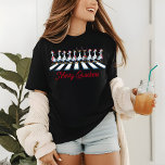Merry Quackers jul Anka Funny Festive T Shirt<br><div class="desc">God Quackers-julen Anka Funny Festive Helgdag Tri-Blend Shirt har festive anka som korsar vägen med hjort antlers,  jultomten och halsdukar med texten "Merry Quackers" i modern manustypografi. Perfekt för julklappar,  party och firande,  julklappar,  födelsedagar och så vidare. Skapat av Evco Studio www.zazzle.com/store/evcostudio</div>