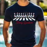 Merry Quackers jul Anka Funny Festive T Shirt<br><div class="desc">God Quackers-julen Anka Funny Festive Helgdag Tri-Blend Shirt har festive anka som korsar vägen med hjort antlers,  jultomten och halsdukar med texten "Merry Quackers" i modern manustypografi. Perfekt för julklappar,  party och firande,  julklappar,  födelsedagar och så vidare. Skapat av Evco Studio www.zazzle.com/store/evcostudio</div>