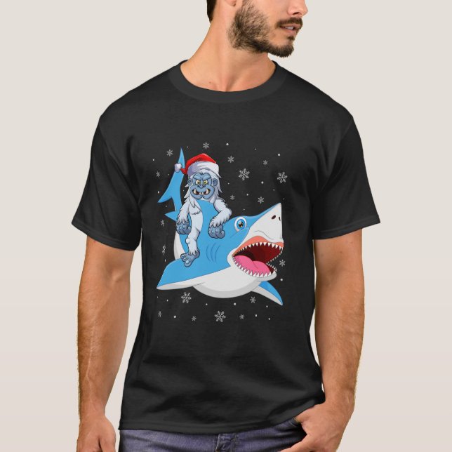 Merry Sharkmas Funny Santa Hat Yeti Riding Shark C T Shirt (Framsida)