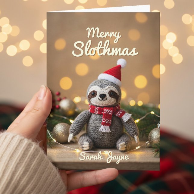Merry Slothmas Knitten Sloth julkort Helgkort (Tis the Season to be a Sloth. Send your Merry Slothmas cards soon!)