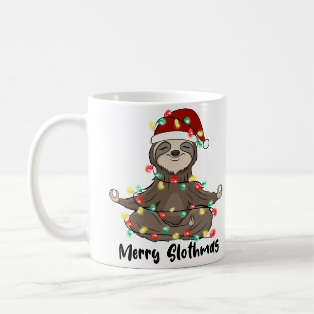 Merry Slothmas Yoga Sloth Meditating jul Kaffemugg (Vänster)