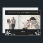 Merry Snowflake Hanukkah Photo Card | Svart Julkort<br><div class="desc">Eleganten och det moderna Hanukkah-fotokortet har två favoritfoton som är placerade sida vid sida, med "Joyous Hanukkkah" överst i vit kursiv stil och blocktypografi. Anpassa med anpassningsbarna hälsning och namn vid grund, accentuerat av fyra vita snöflingor. En svart bakgrund i riken gör att din Julhälsningar elegans blir mer klassisk. Kortet...</div>