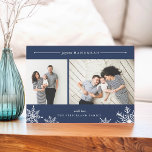 Merry Snowflake Hanukkah Photo Card | Tunga Julkort<br><div class="desc">Eleganten och det moderna Hanukkah-fotokortet har två favoritfoton som är placerade sida vid sida, med "Joyous Hanukkkah" överst i vit kursiv stil och blocktypografi. Anpassa med anpassningsbarna hälsning och namn vid grund, accentuerat av fyra vita snöflingor. En marin blå bakgrund gör din Julhälsningar mer elegant. Kortet återgår till ett snöfall...</div>