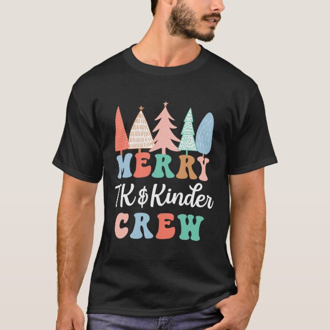 Merry Tk And Kinder Crew Kindergarten Teacher Chri T Shirt (Framsida)