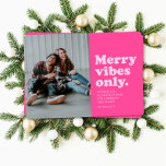 Merry vibes only roligt retro shock rosa jul julkort<br><div class="desc">Bara den här julhelgen! Skicka ett kort för helgdag i roligt-stil med den här julkortsdesignen för ett foto-shock rosa. Den rosan som går bakåt lyder "endast merry vibes" och den har också plats för ett anpassningsbar, namn och år. Samordningen är en matchande magenta med ett nöddrabbat struktur för att slutföra...</div>